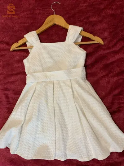 une très belle robe blanche pour fillette