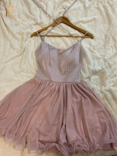 une magnifique robe rose courte