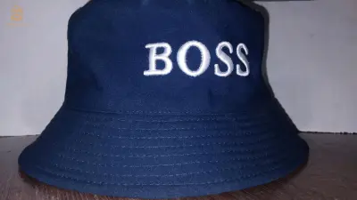 BOB: BOSS 
couleur: bleu