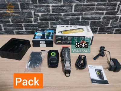 مجموعة ماكينة حلاقة 2 في 1 الأصلية: * ماكينة حلاقة كيمي لاسلكية بتدرج 0.5 مع شاشة عرض LED مطلية بالكروم * ماكينة حلاقة كيمي للحية خاصة 0متوفر في المخزون (999) صحة وجمال