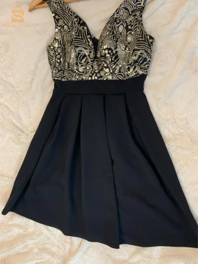 une magnifique robe noire dorée courte jamais portée