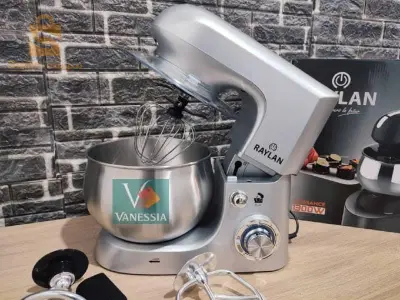 pétrin marque raylan 1300w
✅Garantie 12 mois
✅1300 watts
✅Bol et accessoires en Inox
✅Capacité 5 litres
✅Disponible en noir et en gris
✅Accessoires crochet a pate .. batteur a plat , Fouet, spatule
✅Pied anti dérapages
Lampe témoin Led
✅ Couver transparent