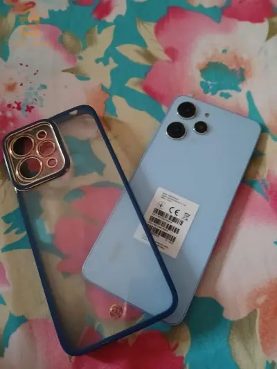 Redmi 12 /256/8+2g état neuf utilisé 2 mois antichoc un peu fissuré état 10/10