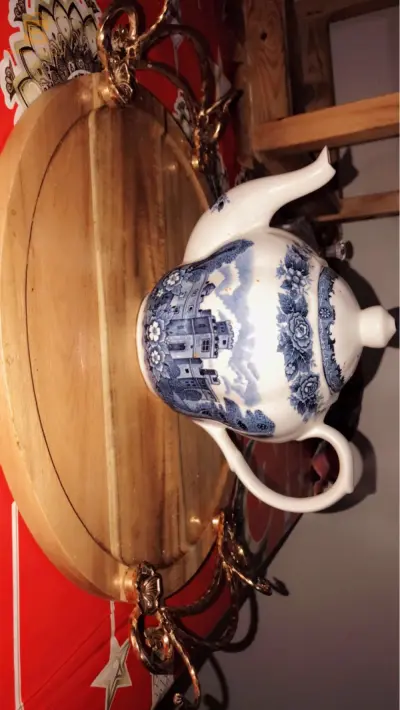 service vintage théière et sic tasses + une théière en porcelaine du JAPAN