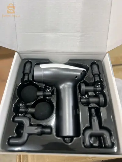 جهاز Double-head Massager (مدلك مزدوج الرأس) موديل SL-921.أهم المميزات:	•	10 مستويات سرعة (10 speed levels)	•	بطارية تدوم طويلاً	•	تشغيل لاسلكي بدون أسلاك	•	عدة رؤوس للتدليك حسب الحاجة:	•	الرأس الكروي (Spherical head): مناسب لتدليك الكتف والظهر.	•	رأس U (U-head): مناسب للرقبة والكتفين.	•	رأس مسطح (Platycephaly): لتدليك عضلات الجسم الكبيرة.	•	رأس مخروطي (Conical head): مناسب لتدليك جميع أجزاء الجسم