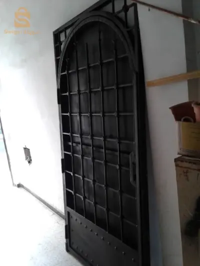 باب حديدي