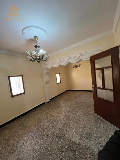 vend appartement de 99m² situé derrière direction du commerce el course cité 120 logts Enicab en premier étage bloc de 6 appartements