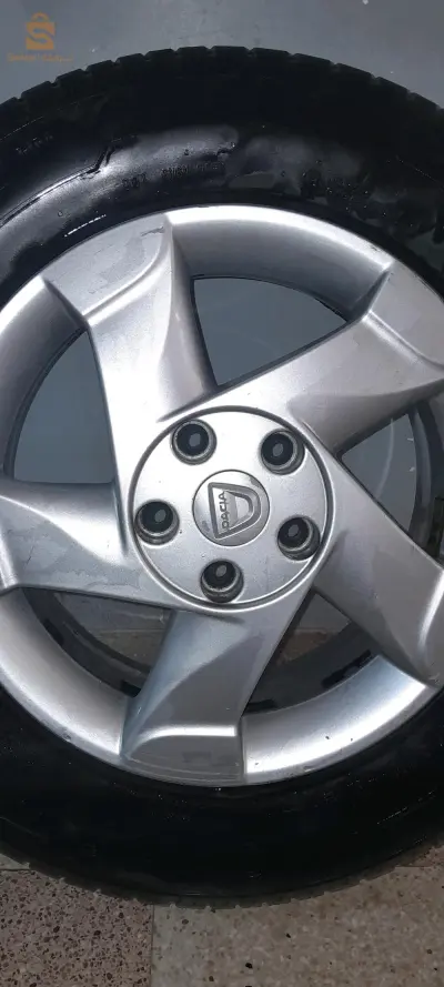 2 jantes par16 avec pneus neufs pour duster