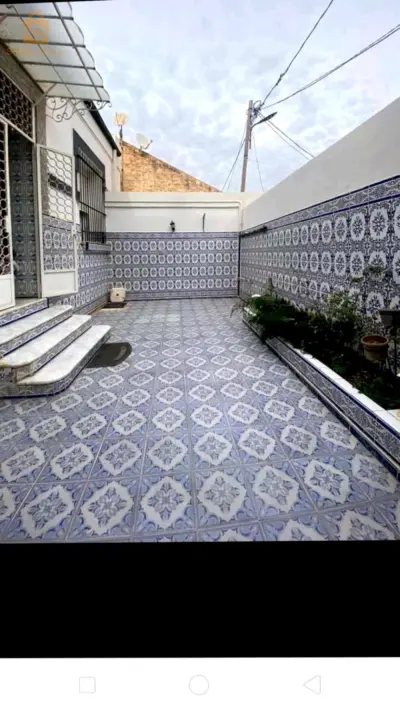 villa refaite a bouffe recement dans un quartier résidentiel que des villas sécurisé non loin de la residence du wali façade sur la route