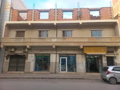 ل وسط المدينة باتنة حي قرين بلقاسم موقع استراتيجي فيه اربع محلات كبار وزوج طوابق طابق اول فيه حوش وهول وf2 ودوش وكوزين وطوالات وطابق ثاني فيه زوج حواش كبار وf5 وهول وكوزينة و دوش طوالات وطراس لفوق كبير منزل ربي بارك بلاصة نتاع خدمةمنز