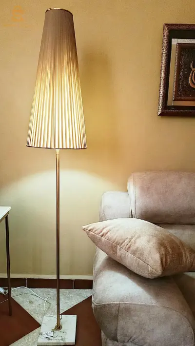 Lampadaire pour salon hauteur 1m68cm, couleur marron clair socle en marbre pied doré chapeau en tissu diamètre 45cm