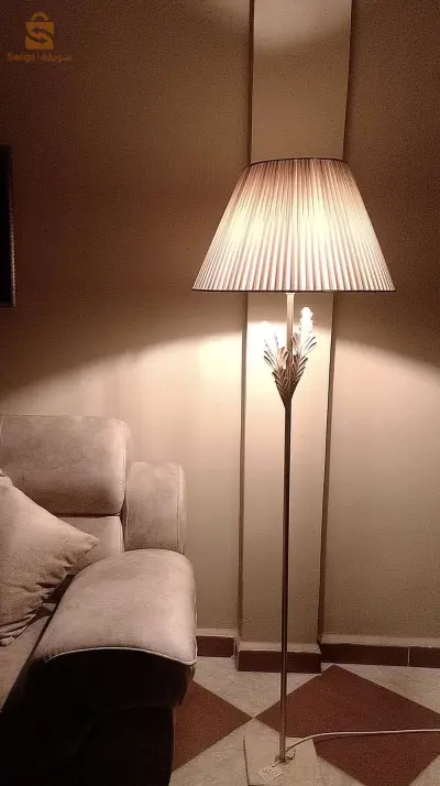 lampadaire neuf pour salon hauteur 1m58cm socle en marbre pied doré chapeau en tissu marron clair.
