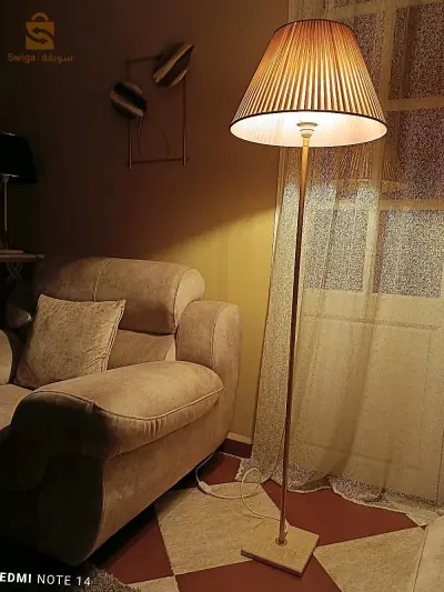 lampadaire neuf pour salon hauteur 1m58cm socle en marbre pied doré chapeau en tissu marron clair diamètre 45cm