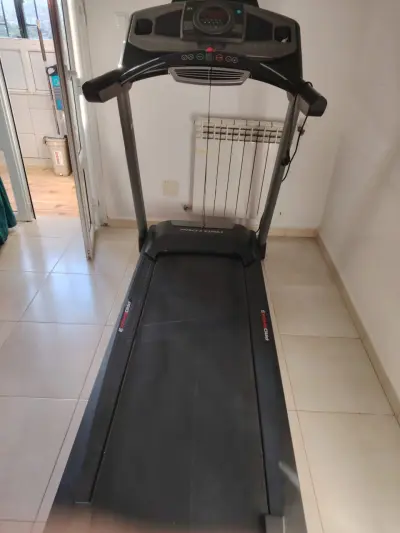 أعرض للبيع جهاز للركض من العلامة الأمريكية بروفورم 600i ويتميز بالخصائص التالية : يتحمل وزن الى غاية 150 كلغ عدد السرعات 20 عدد الانحناءات 12 السعر : 10 مليون سنتيم (قابلة للتفاوض)