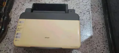 طابعة ورقية بالألوان خصها قطعة بلاستيك
