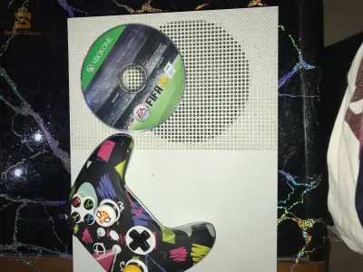 xbox ones جديد هابط من فرنسا معاه مناط اروجيانال تاعها جديدا معاها شاحن بطريات مناط وسيدي فيفا 16 جديد وكابل تعاوها كل جدد حالة تعاها جديدة تاع كسيبة ومحمل فيها فورزا 5وgta 5وبعض من العاب دير قيم باس ولنترنات وتمتع .