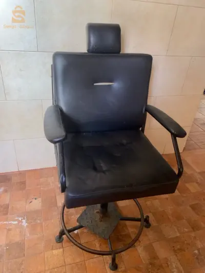 2 fauteuils de coiffure– Solides et stables– Réglables en hauteur– Confortables– Idéals pour salon de coiffure