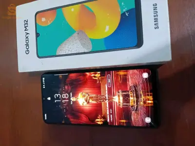 galaxy m32 Ram6/128
super amoled 90hz
Batterie 6000 Tchad nhare kamal
Caméra 64mp 
m3ah la boîte w chargeur