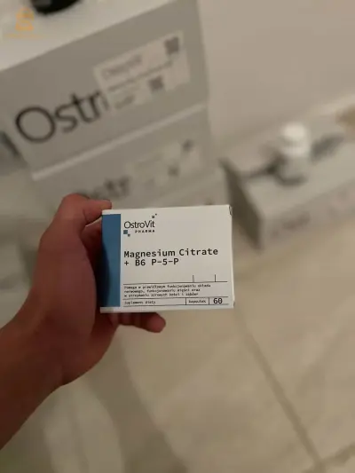 OstroVit
1 PHARMA
Magnesium Citrate
+ B6 P-5-P
Pomaga w prawidłowym funkcjonowaniu uktadu
nerwowego, funkcjonowaniu mieśni oraz
w utrzymaniu zdrowych kości i zebów*
Suplement diety
kapsutek
60