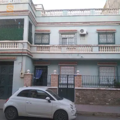 une belle maison r + 1 avec chaudière centrale et climatisation presque à chaque chambre et salon un cartier calme au centre de hassi mamache