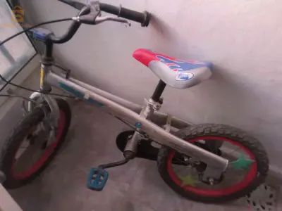 vélo Pour enfants état 9/10 le prix Est négociable