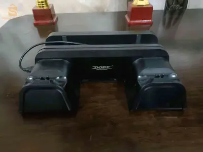 قاعدة PS4 فيها شاحن و مراوح تبريد مستعملة و في حالة جيدة