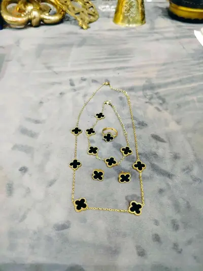PARURE EN ACIER INOXYDABLE AVEC MOTIF TRÈFLE NOIR