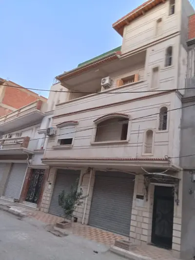 للبيع منزل مميز 142م² بطابقين مع سطح مجهز واستوديو ومرآبين – برج بوعريريج