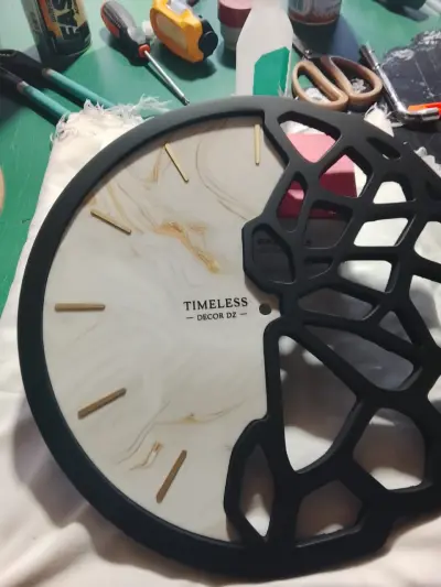 Horloge murale en résine